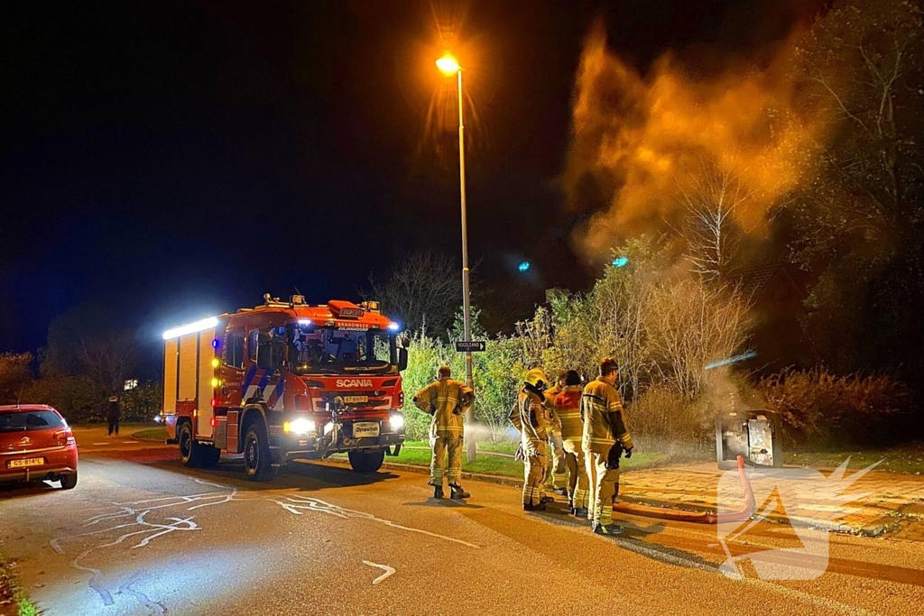 Brandweer dooft brand in ondergrondse vuilcontainer