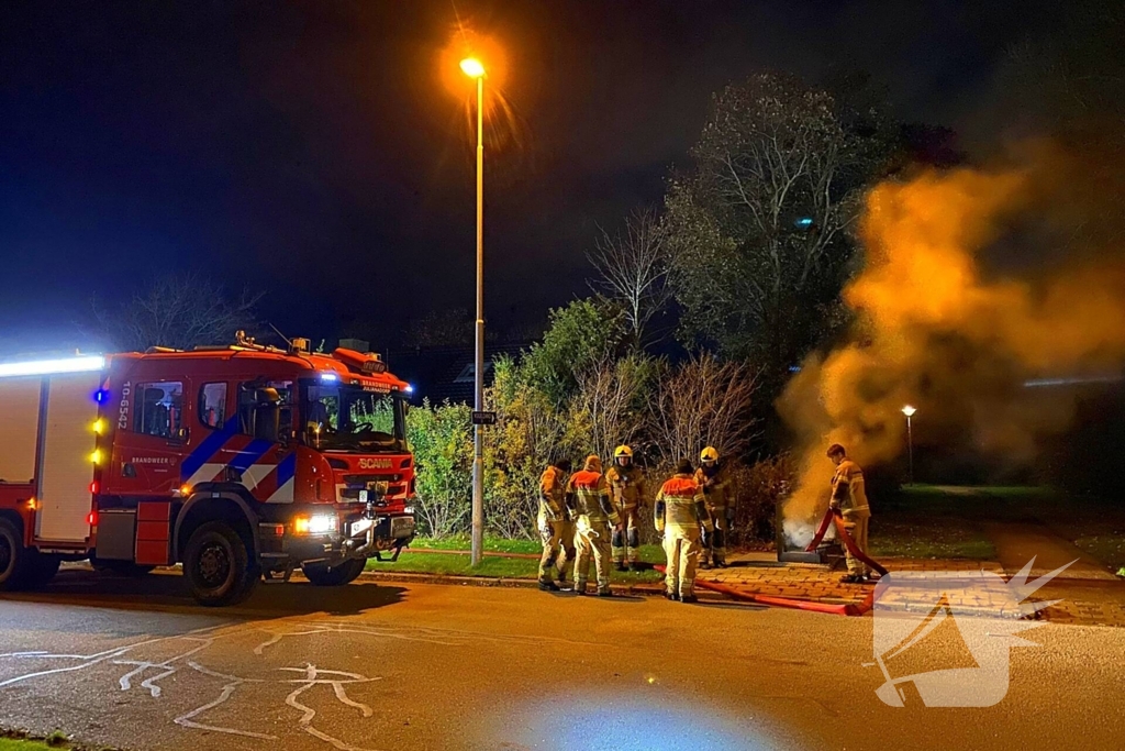 Brandweer dooft brand in ondergrondse vuilcontainer