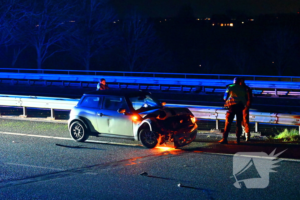 Auto fors beschadigd bij ongeval op snelweg