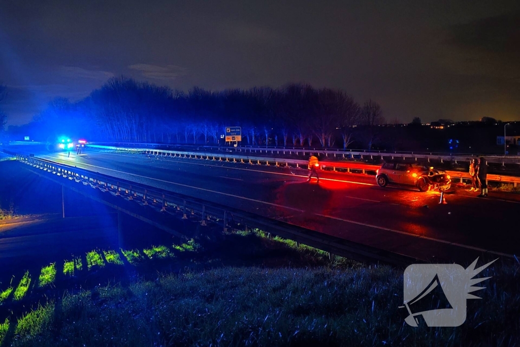 Auto fors beschadigd bij ongeval op snelweg