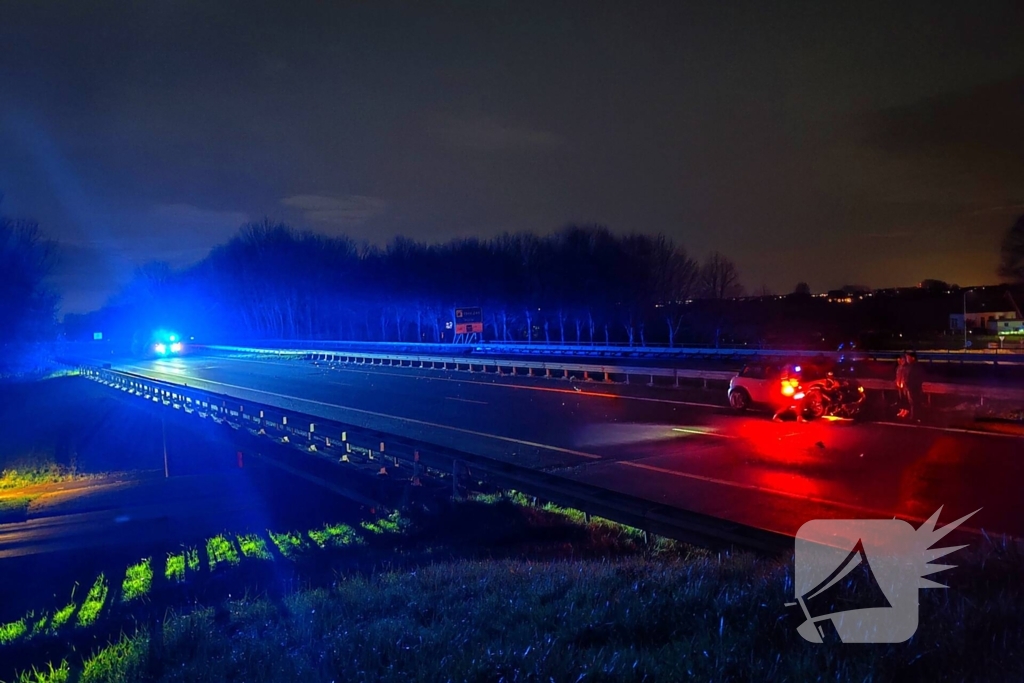 Auto fors beschadigd bij ongeval op snelweg