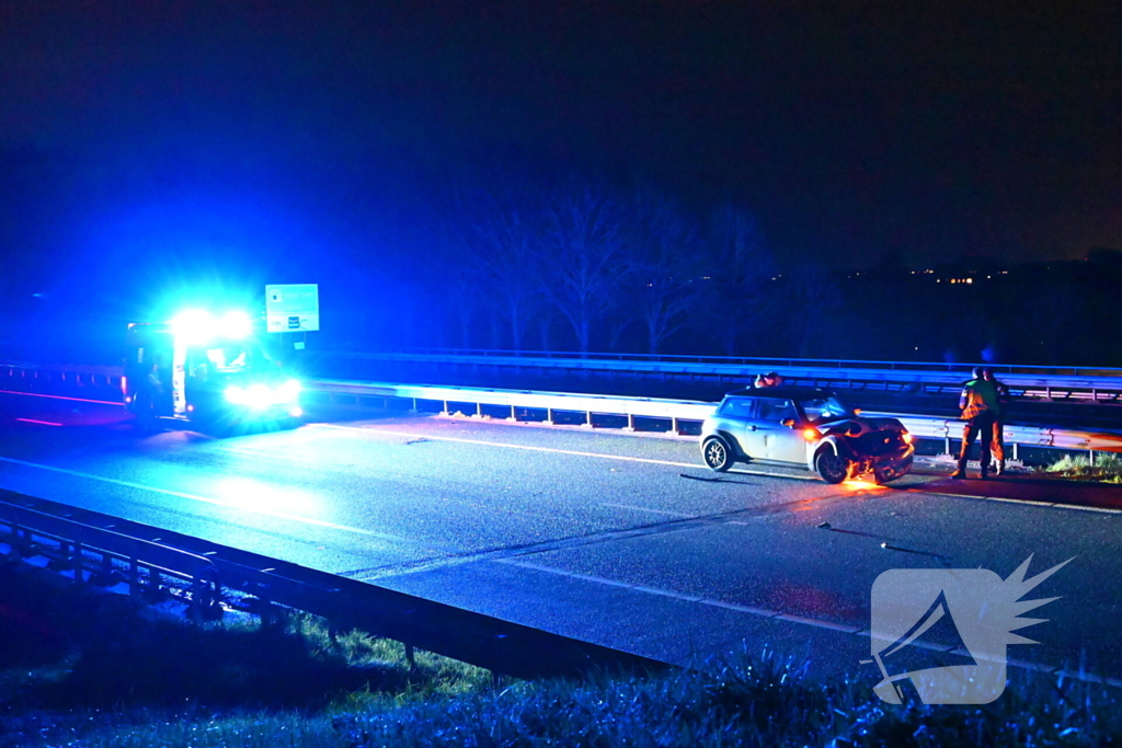 Auto fors beschadigd bij ongeval op snelweg