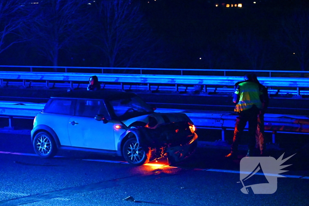 Auto fors beschadigd bij ongeval op snelweg