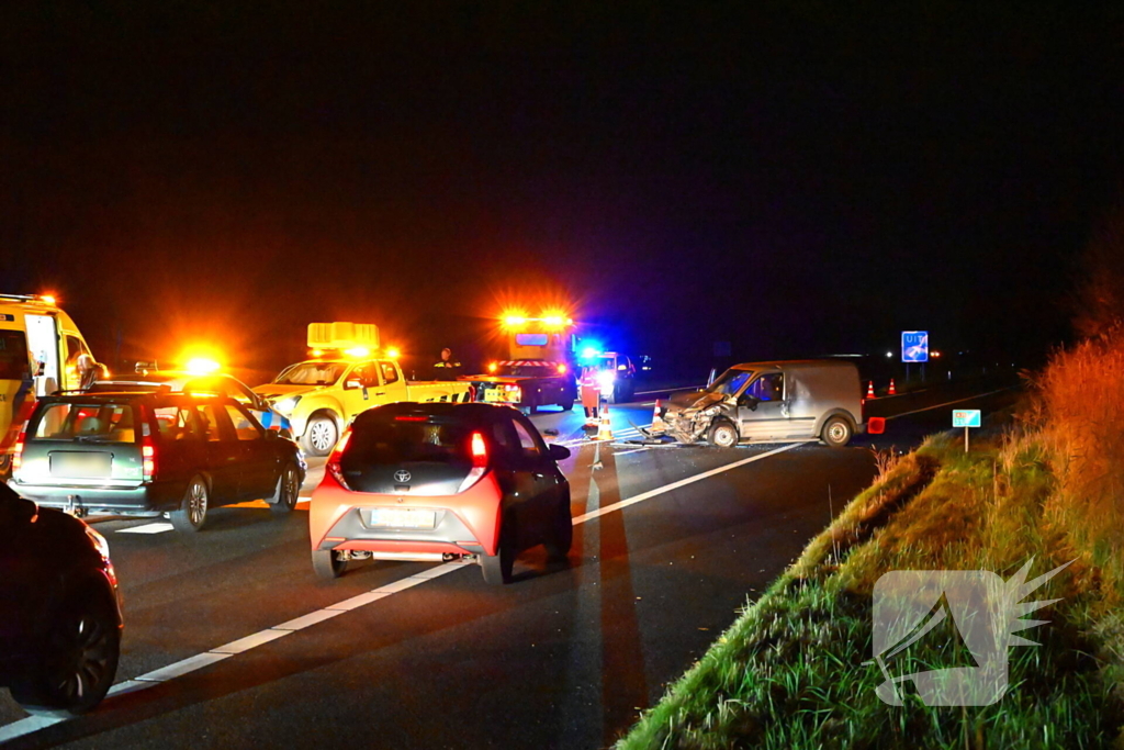 Enorme schade nadat bestelbus op voertuig van weginspecteur klapt