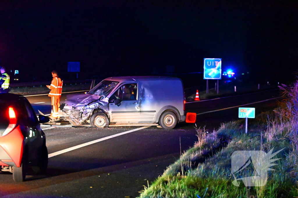 Enorme schade nadat bestelbus op voertuig van weginspecteur klapt