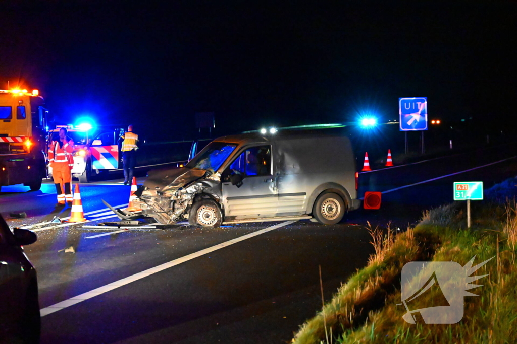 Enorme schade nadat bestelbus op voertuig van weginspecteur klapt