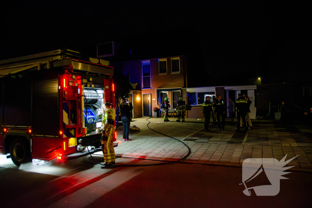 Brandweer blust brandende wasmachine