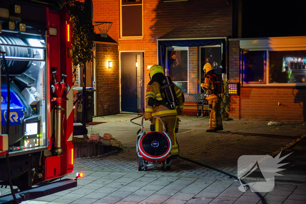 Brandweer blust brandende wasmachine