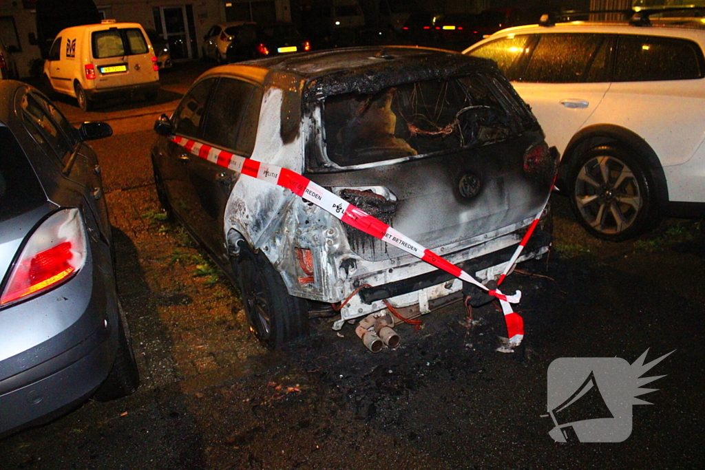 Geparkeerde auto door brand verwoest