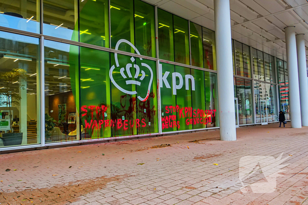 KPN-hoofdkantoor opnieuw besmeurd met nep bloed