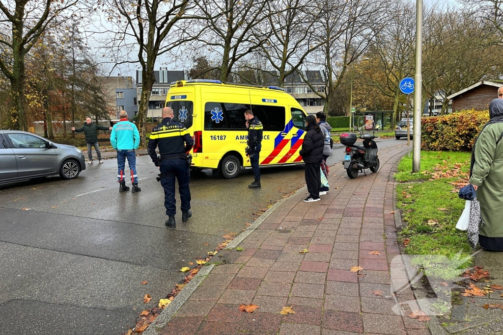 Scooterrijder hard ten val door overstekende voetganger