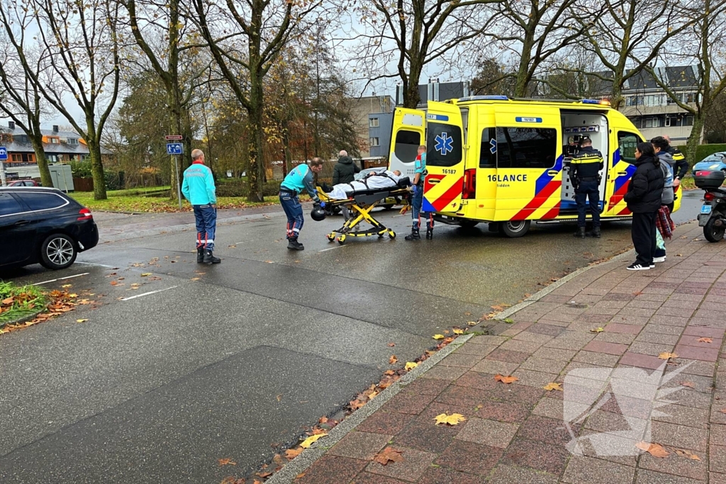 Scooterrijder hard ten val door overstekende voetganger