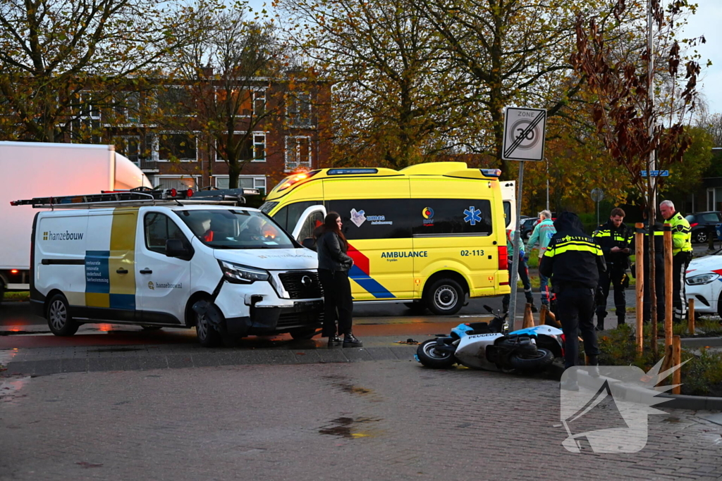 Scooterrijder gewond bij botsing met bestelbus