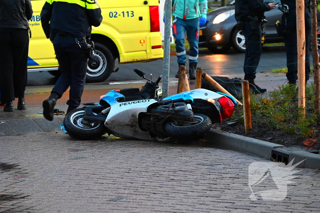 Scooterrijder gewond bij botsing met bestelbus