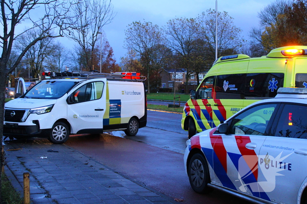 Scooterrijder gewond bij botsing met bestelbus