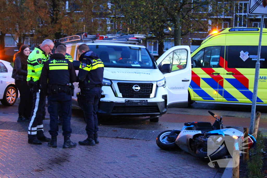 Scooterrijder gewond bij botsing met bestelbus