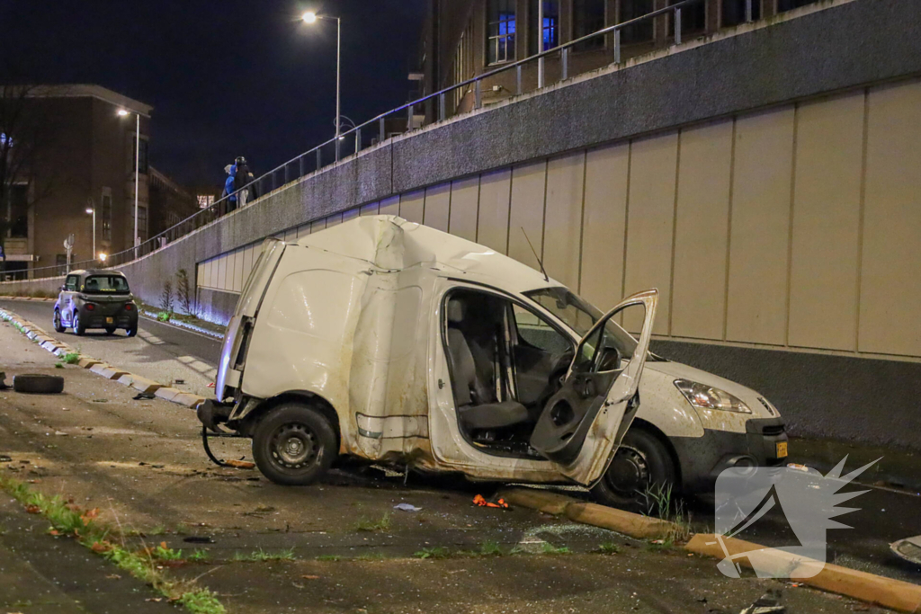 Bakwagen vliegt uit bocht, bestuurder gewond