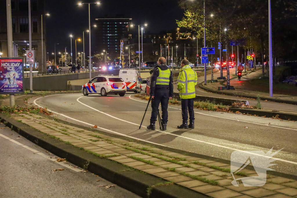 Bakwagen vliegt uit bocht, bestuurder gewond