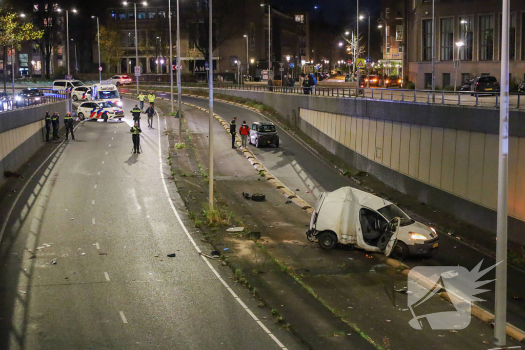 Bakwagen vliegt uit bocht, bestuurder gewond