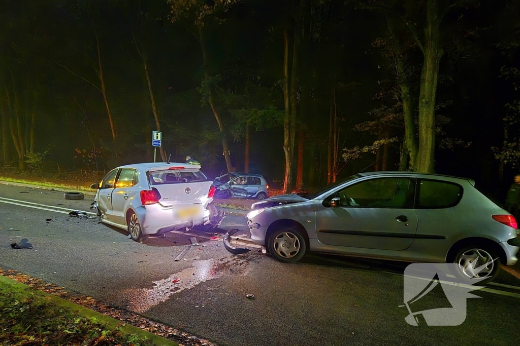 Drie auto's fiks beschadigd bij ongeval