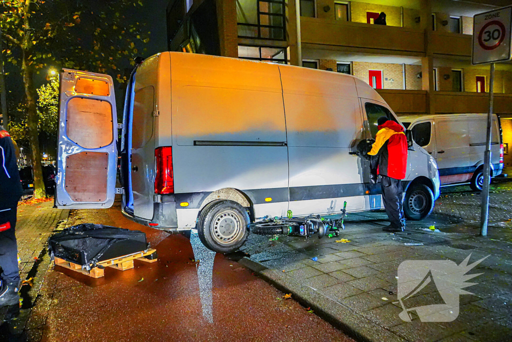 Fatbiker klem onder bestelbus na aanrijding