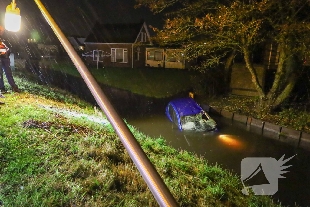 Automobilist raakt lantaarnpaal en belandt in sloot