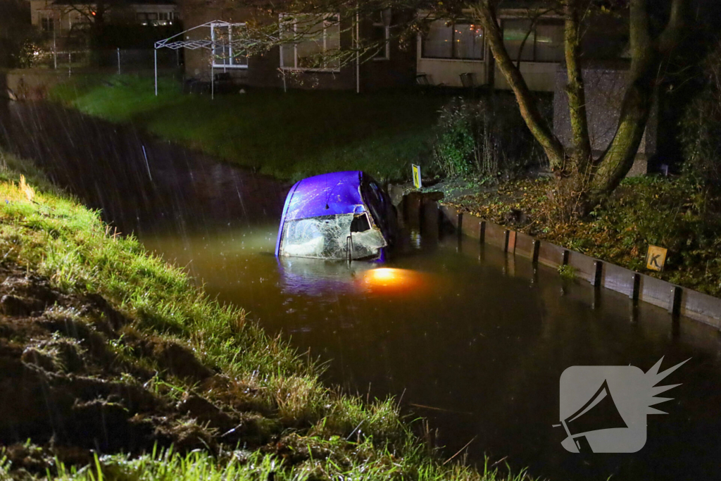 Automobilist raakt lantaarnpaal en belandt in sloot