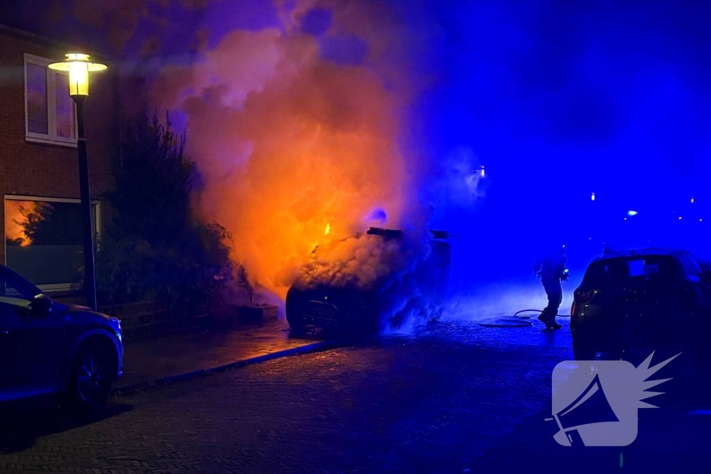 Straat vol rook door brand in bestelbus