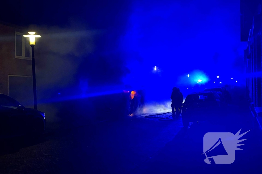 Straat vol rook door brand in bestelbus