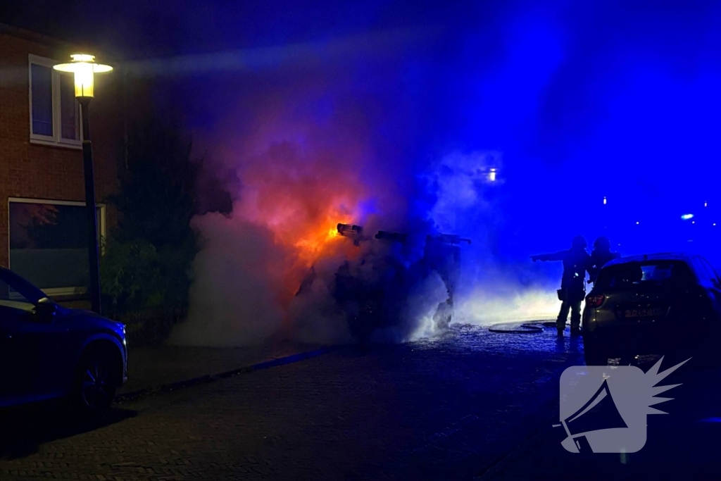 Straat vol rook door brand in bestelbus