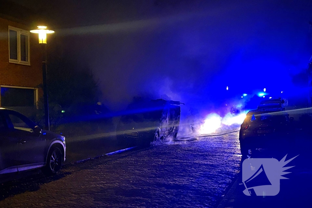 Straat vol rook door brand in bestelbus