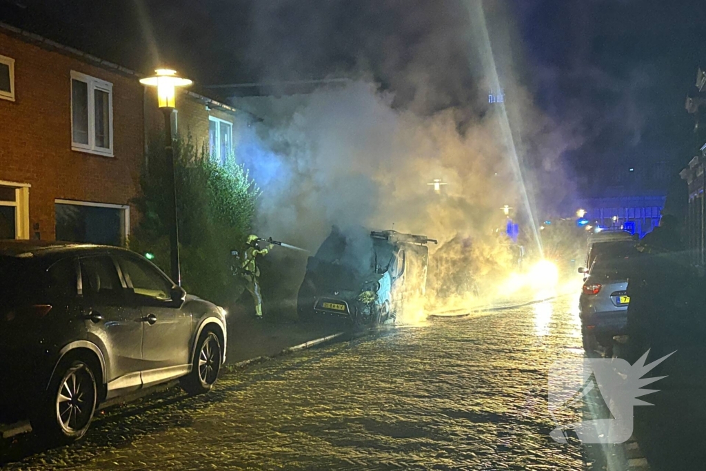 Straat vol rook door brand in bestelbus