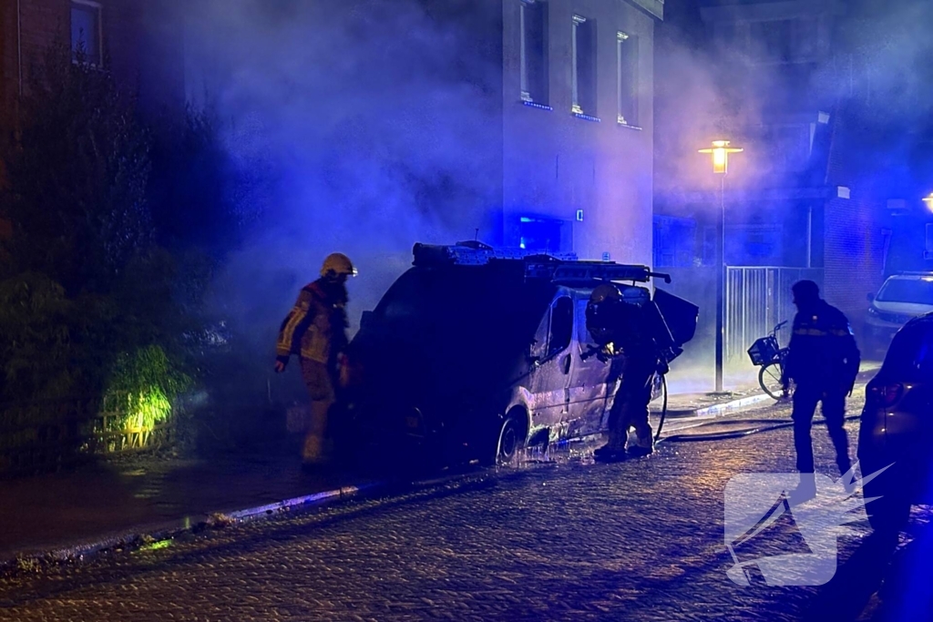 Straat vol rook door brand in bestelbus