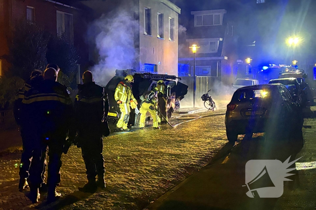 Straat vol rook door brand in bestelbus