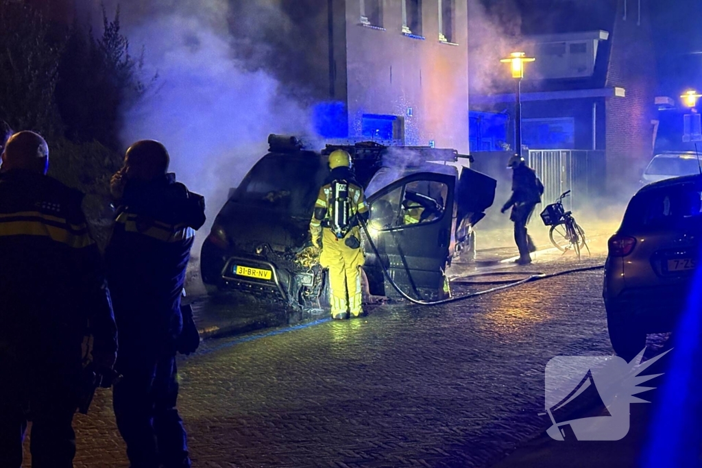 Straat vol rook door brand in bestelbus