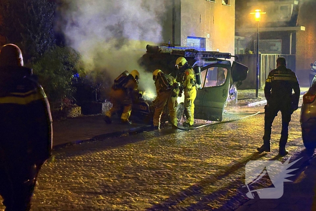 Straat vol rook door brand in bestelbus