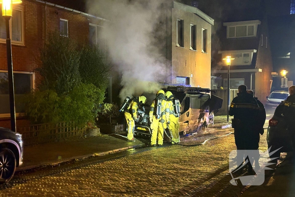 Straat vol rook door brand in bestelbus