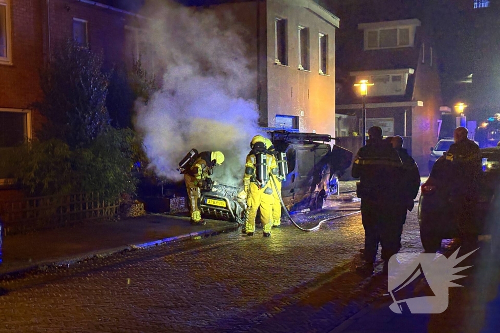 Straat vol rook door brand in bestelbus