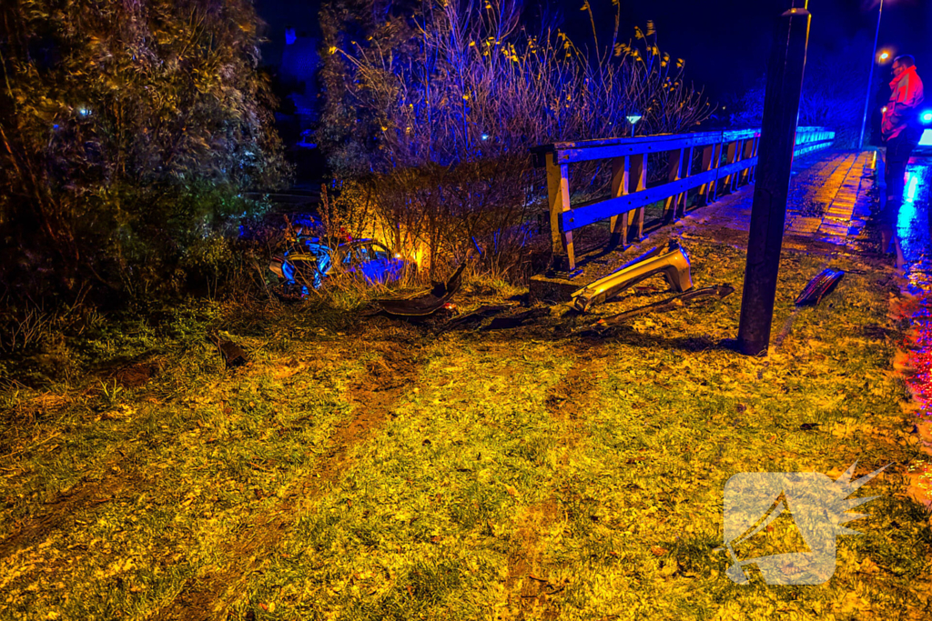 Taxi belandt naast viaduct na ongeval