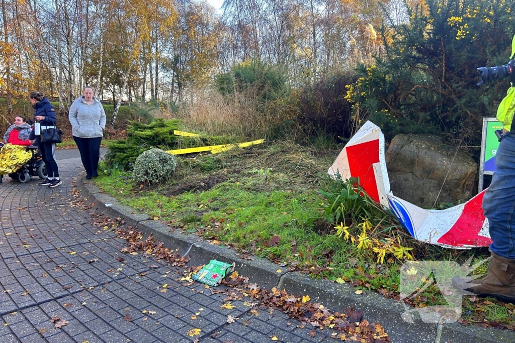 Gehandicaptenvoertuig belandt midden op rotonde