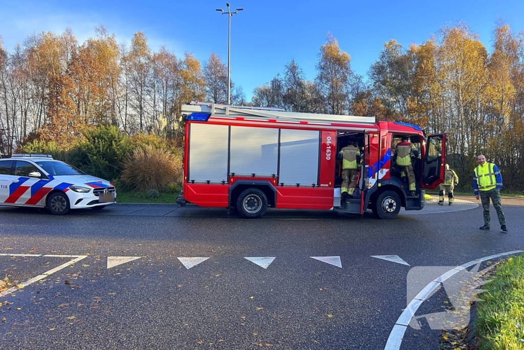 Gehandicaptenvoertuig belandt midden op rotonde