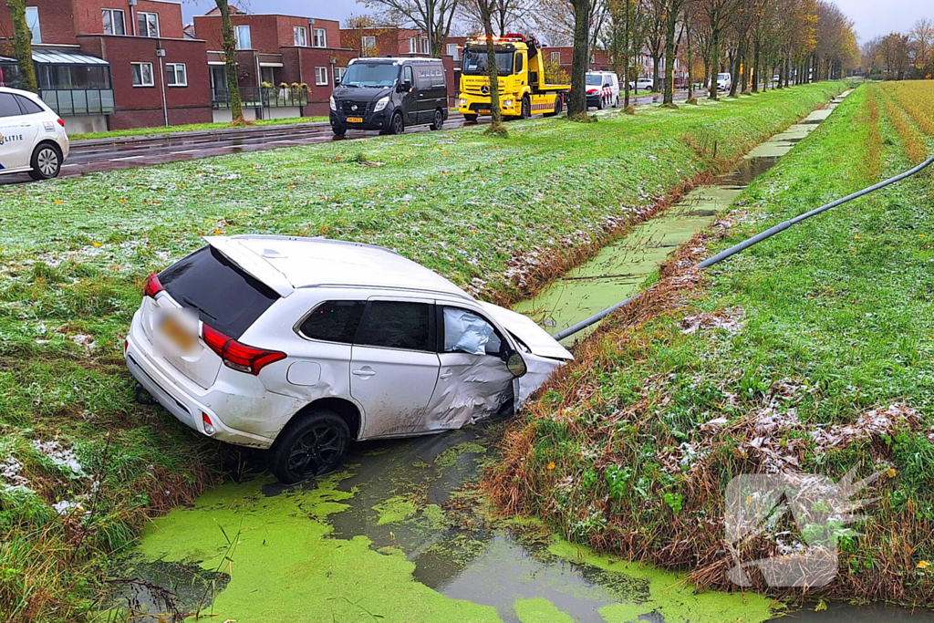 Bestelbus en personenauto botsen op kruising