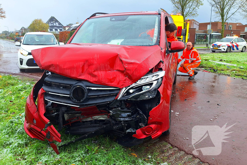 Bestelbus en personenauto botsen op kruising