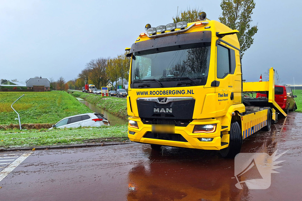 Bestelbus en personenauto botsen op kruising