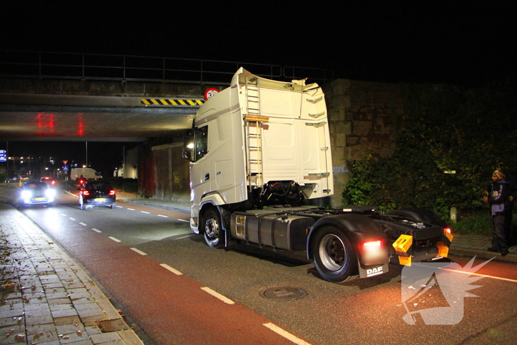 Vrachtwagen rijdt tegen spoorbrug