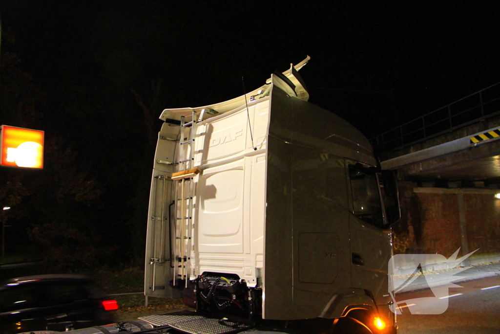 Vrachtwagen rijdt tegen spoorbrug