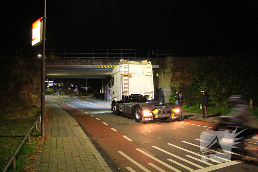 Vrachtwagen rijdt tegen spoorbrug