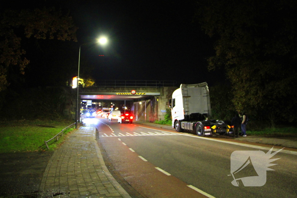 Vrachtwagen rijdt tegen spoorbrug