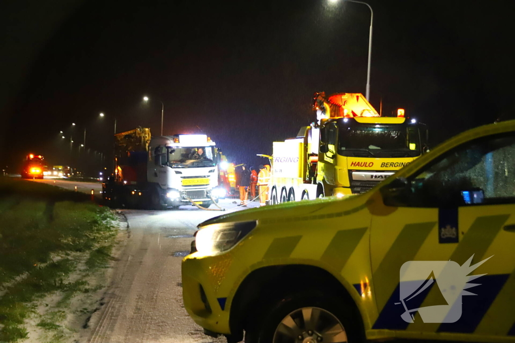 Snelweg afgesloten door gevaarlijke ijsplaten