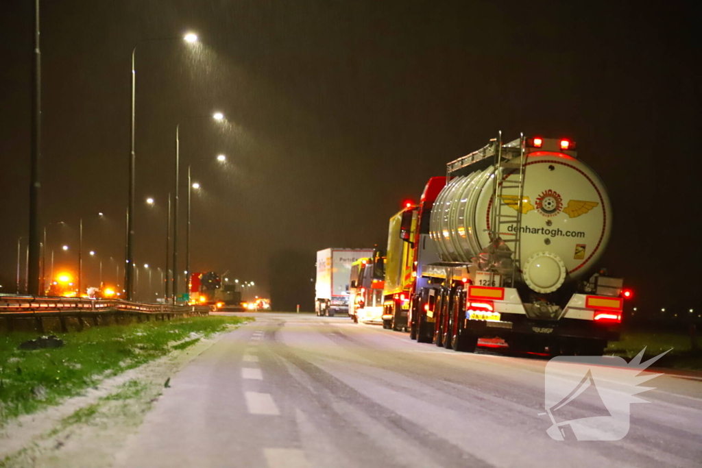 Snelweg afgesloten door gevaarlijke ijsplaten